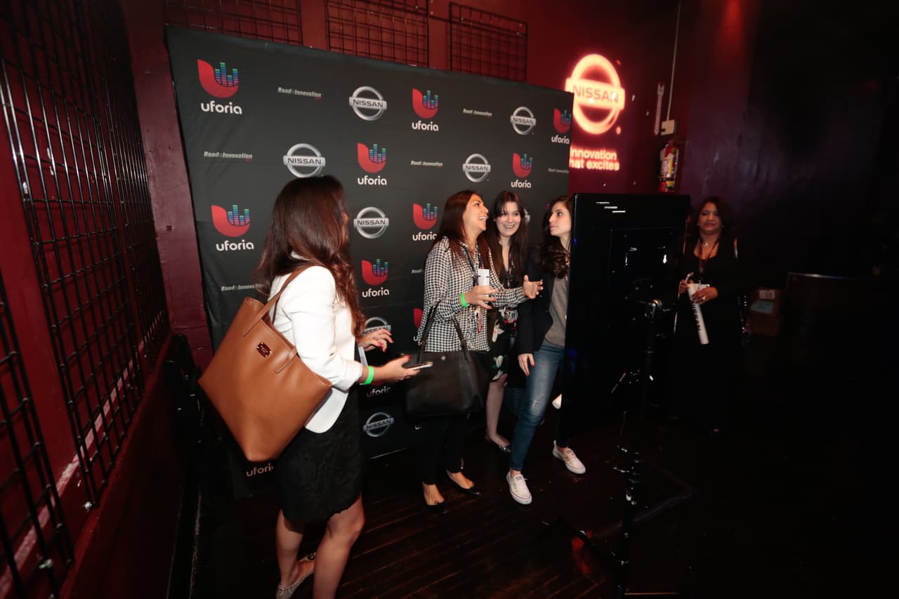 Tan pronto abrieron las puertas, las ganadoras de pases VIP comenzaron disfrutar la noche.