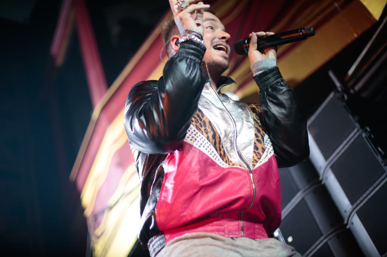 J Balvin rompiendo tarima en #LaXenPrivado.