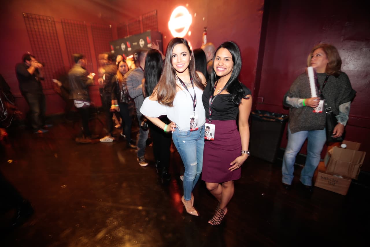 Tan pronto abrieron las puertas, las ganadoras de pases VIP comenzaron disfrutar la noche.