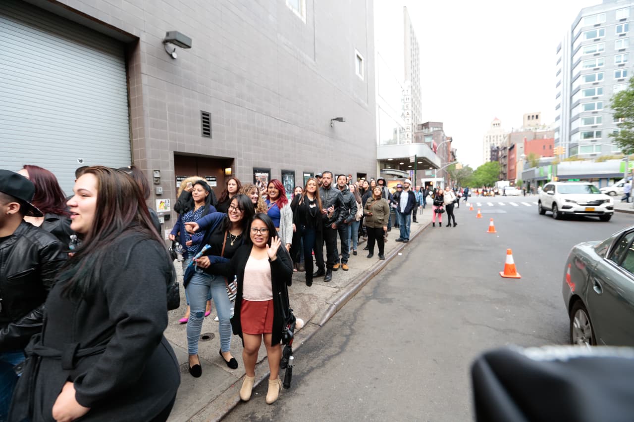 Desde tempranas horas en la tarde los ganadores de La X esperaban con ansias en fila.