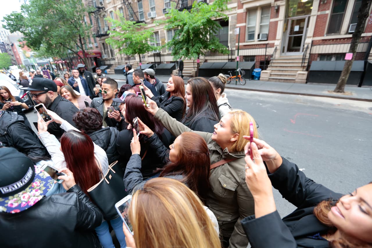 Las fanáticas del cantante enloquecieron.