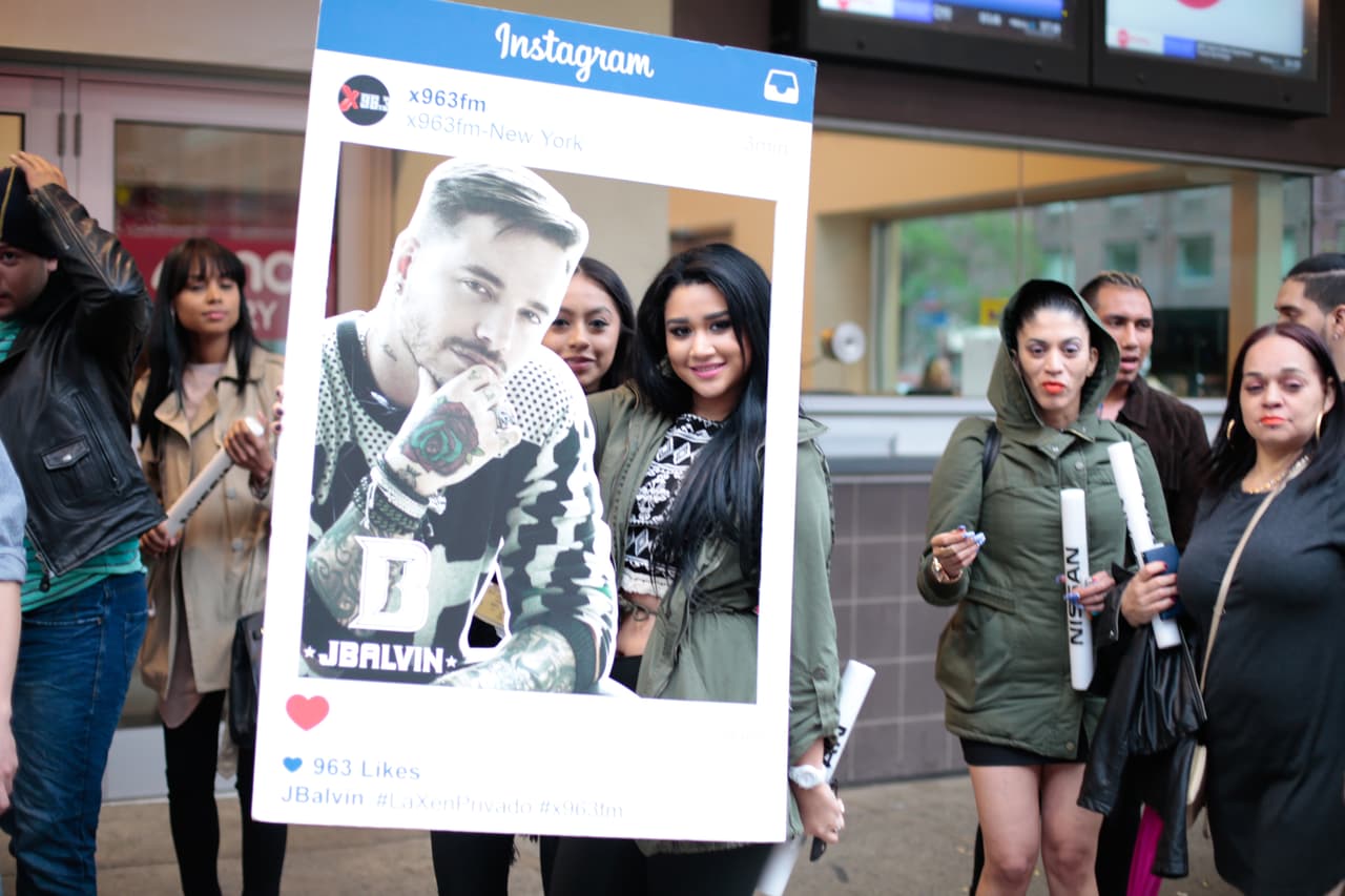 Las fans de tuvieron la oportunidad de tomarse fotos con Balvin mientras hacían fila (al menos con la versión de cartón).