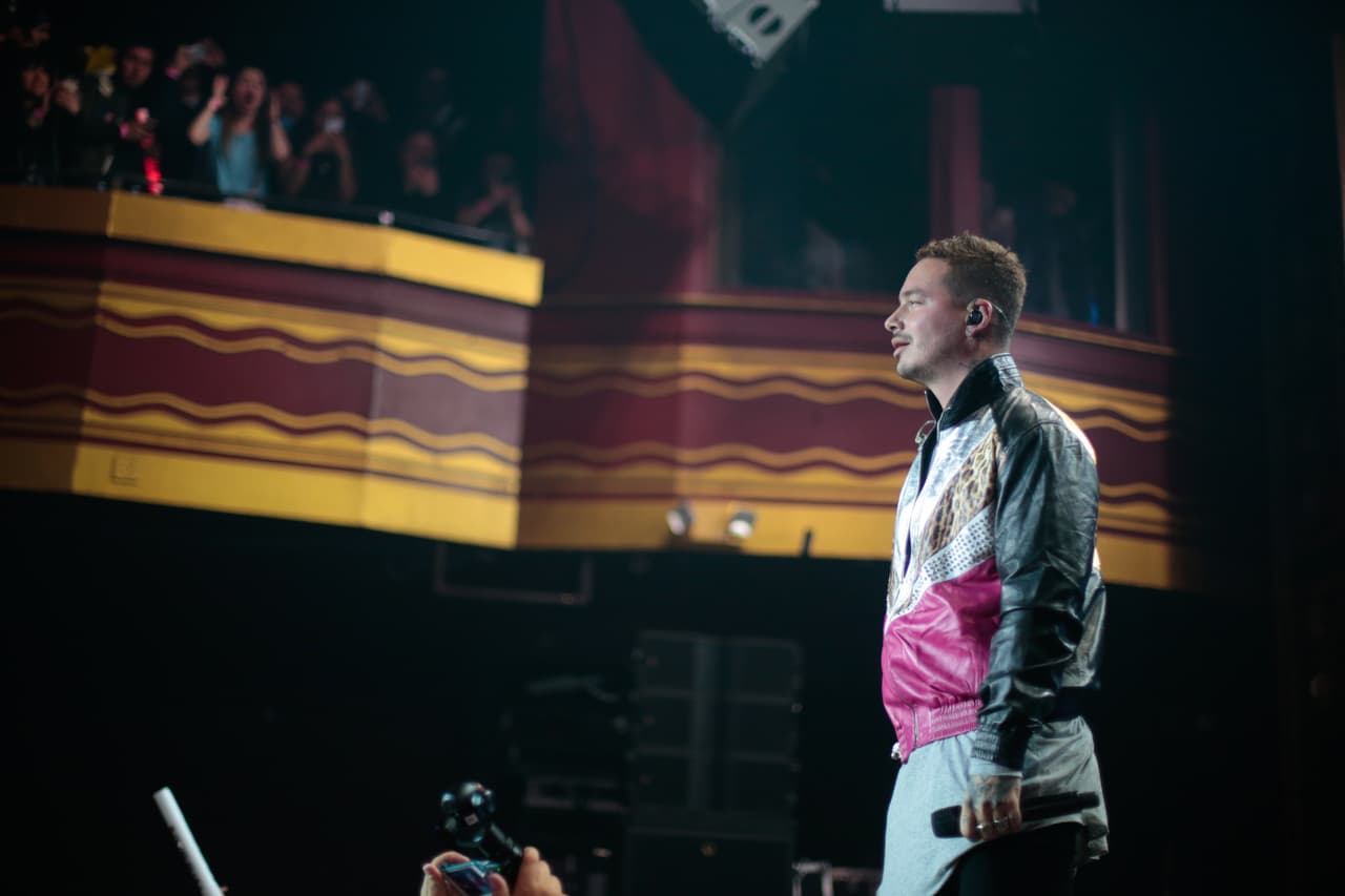 Balvin agradecido recibiendo los aplausos de sus fans.