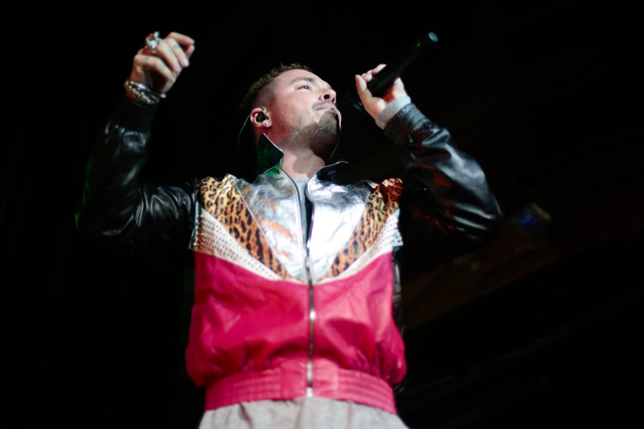 J Balvin rompiendo tarima en #LaXenPrivado.