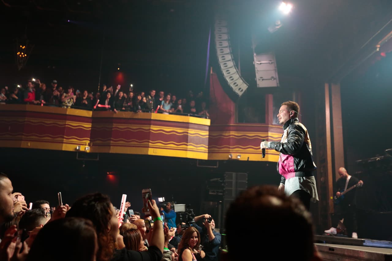 J Balvin rompiendo tarima en #LaXenPrivado.