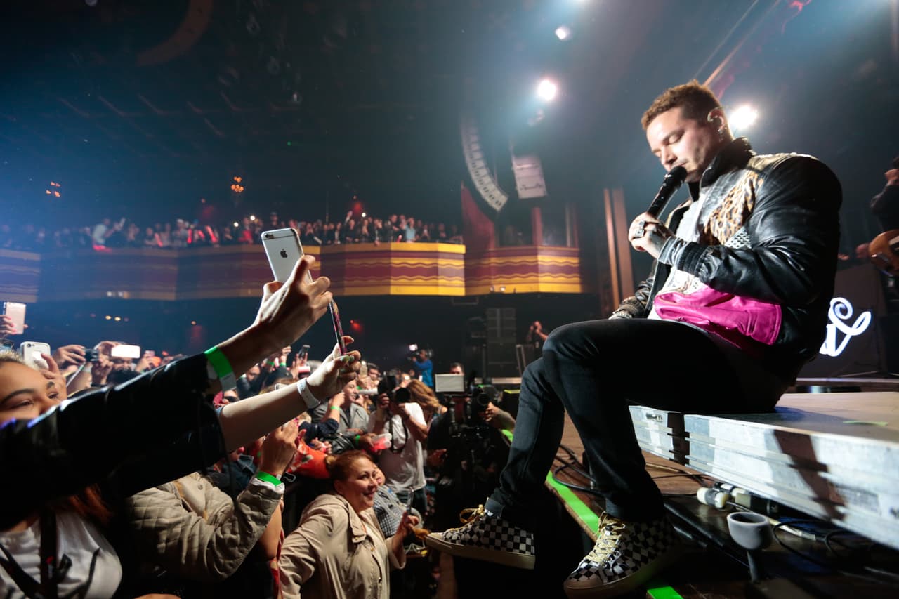 El cantante tomó unos minutos para hacer la historia detrás de la canción "Yo te lo Dije".