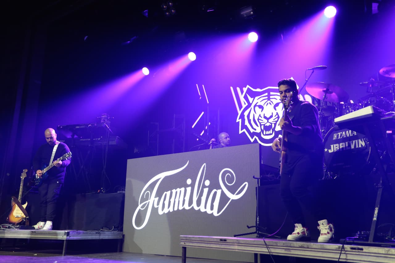 J Balvin rompiendo tarima en #LaXenPrivado.