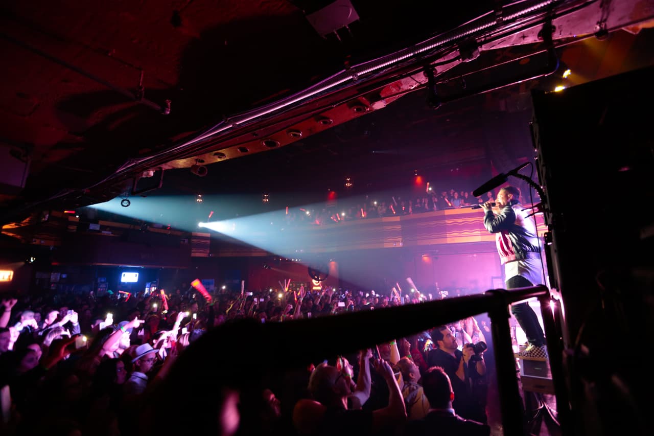 J Balvin rompiendo tarima en #LaXenPrivado.