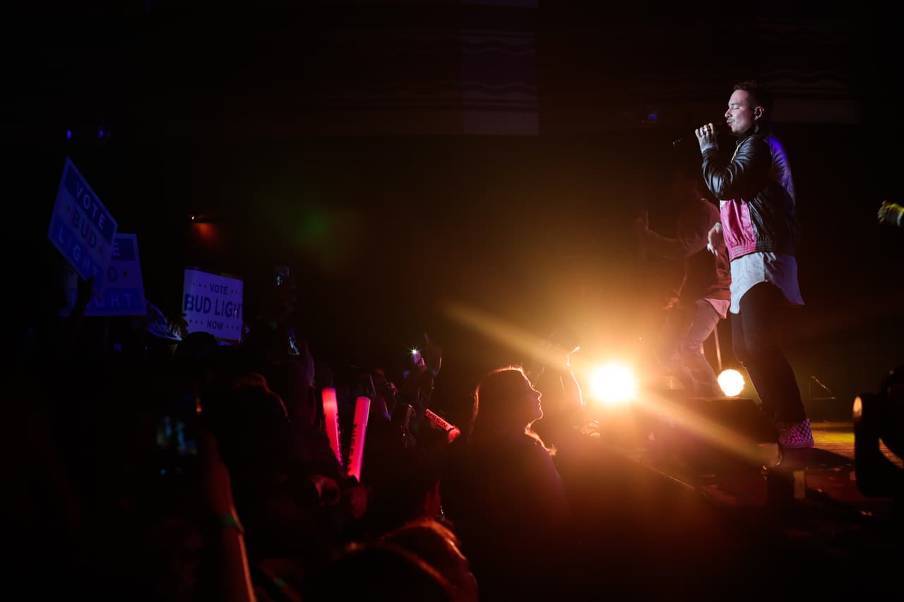 J Balvin rompiendo tarima en #LaXenPrivado.