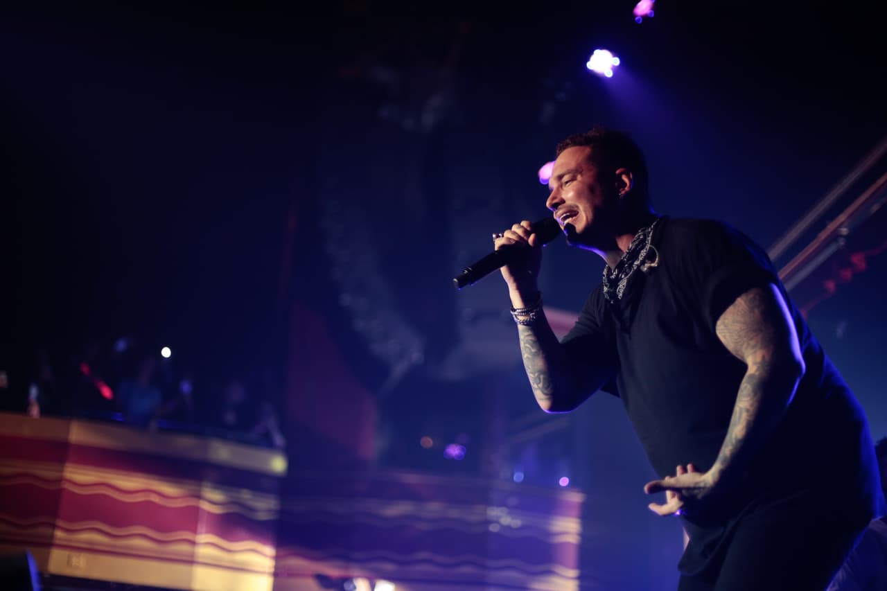 J Balvin rompiendo tarima en #LaXenPrivado.