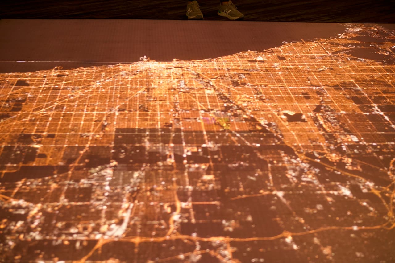 Esta exposición interactiva nos presenta también una toma aérea sobre cómo se ve Chicago desde el cielo.