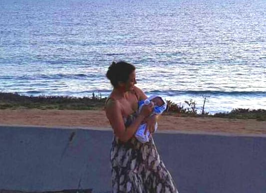 Hace unas semanas la actriz se dejó ver junto a su bebé por primera vez en esta foto.