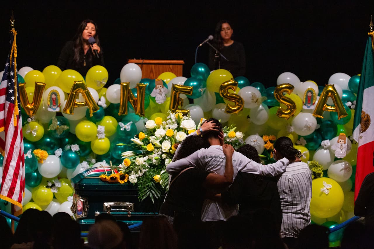 Durante el primer día de funerales de Vanessa Guillén hubo cánticos religiosos y momentos solemnes para que la familia y los amigos de la soldado asesinada se reunieran junto a su féretro. El ataúd de Vanessa estaba pintado de verde debido a que era su color favorito, además a su lado, se erguían las banderas de Estados Unidos y la de México.