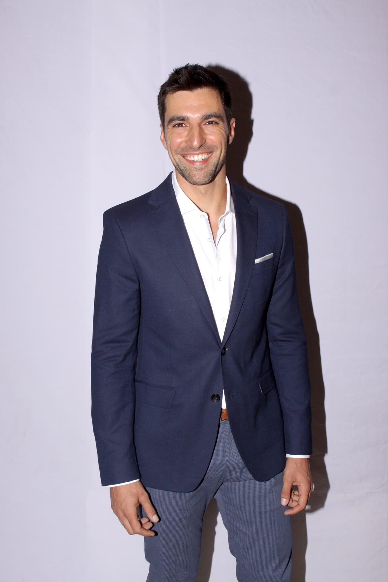 <b><a href="http://www.univision.com/temas/osvaldo-de-leon">Osvaldo de León</a></b> es quien dará vida al protagonista de esta historia, siendo 'Sin tu mirada' su debut como todo un estelar dentro de las telenovelas, hecho que lo tiene muy emocionado.