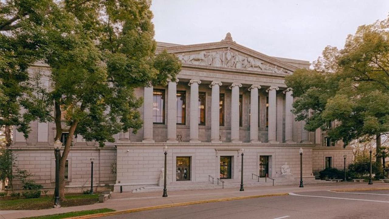 <h3 class="cms-H3-H3">Biblioteca Estatal de California</h3>
<br>Hay numerosos relatos del personal de la biblioteca sobre sucesos extraños y avistamientos de apariciones entre sus oscuros pasillos, sobre todo
<b> una dama de rojo</b>.
