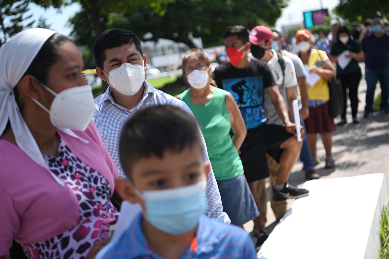 Personas esperan en fila para obtener una prueba gratuita de covid-19 en San Salvador, El Salvador.