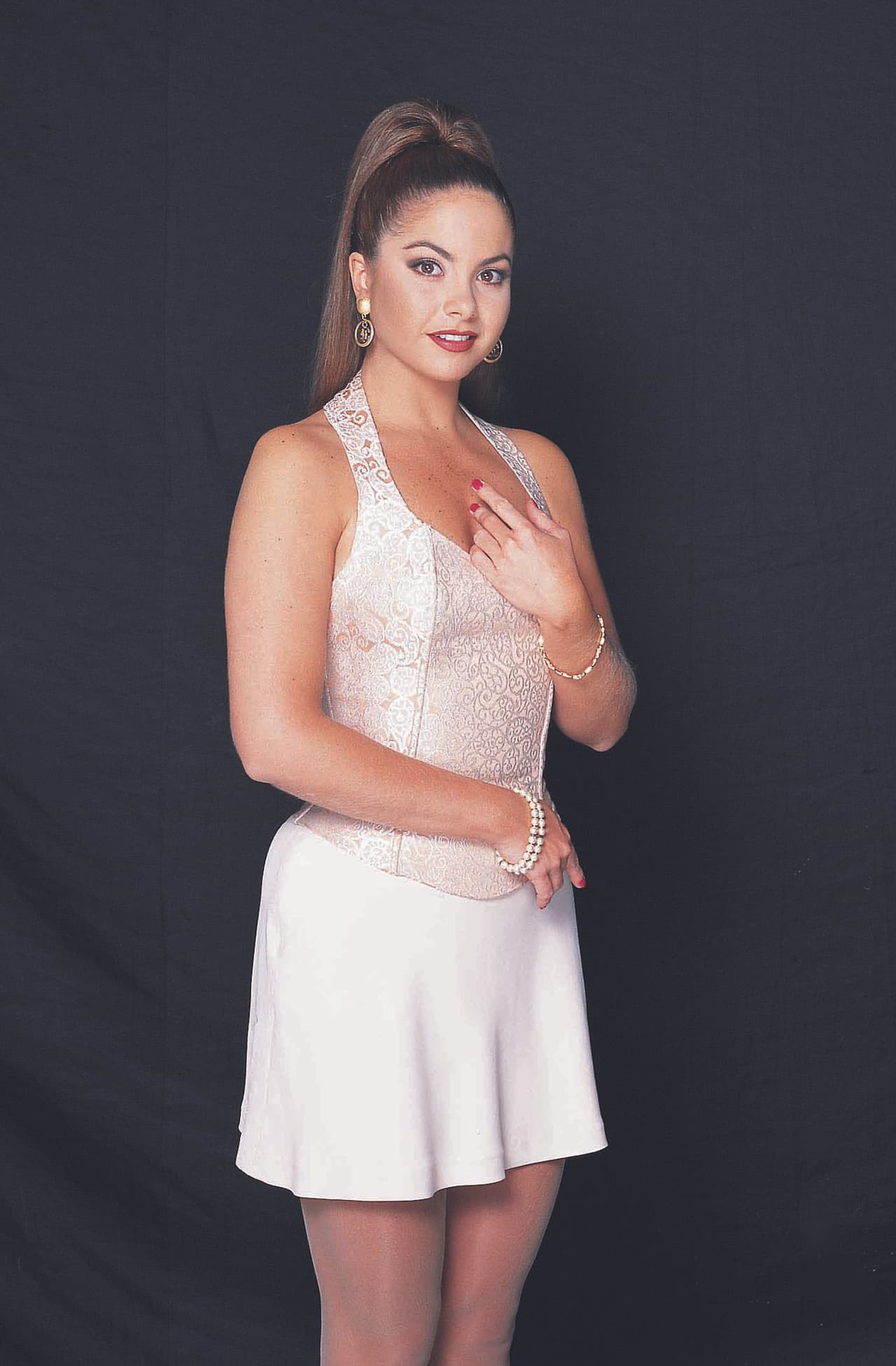 Durante el desenlace de la novela podemos ver que María Fernanda, una de las trillizas, consigue su anhelado sueño: un final feliz con Gerardo.
<br>
<br>No obstante, mientras la joven ve las fotografías de su boda, se toca la ceja como solía hacerlo la malvada María Paula. ¿Quién crees que se quedó con el apuesto chico?