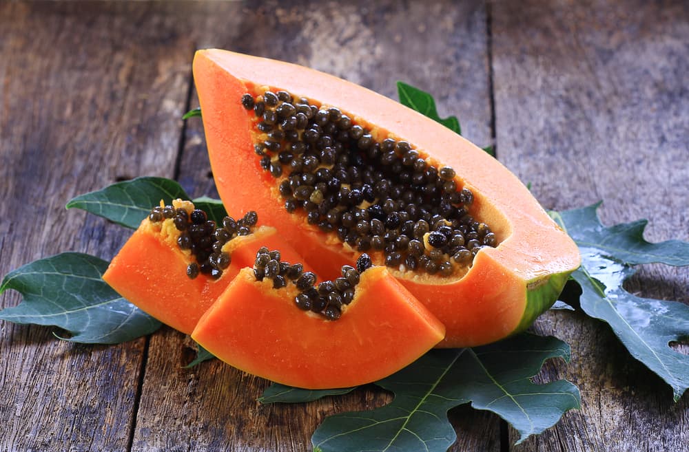 Cuando bebes un té o infusión de hojas de papaya, puede ayudar a disminuir tu adicción o consumo de carbohidratos y azúcares, que como sabrás en exceso son muy dañinos para tu salud y no sólo engordan, sino aumentan tus niveles de glucosa, colesterol, triglicéridos, etc.