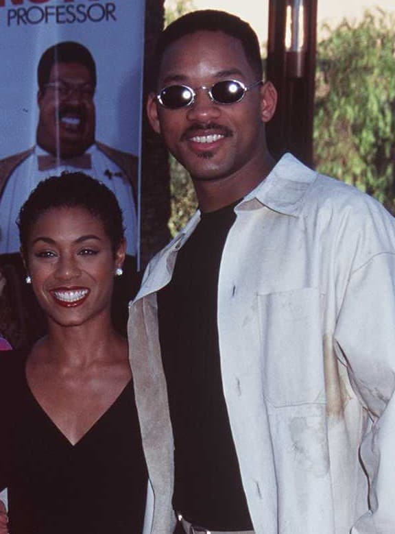 Will y Jada han desfilado juntos la alfombra roja en múltiples ocasiones y en una de estas red carpets hicieron ‘match’ al llevar el pelo súper corto, en donde sus chinos naturales resaltaron.