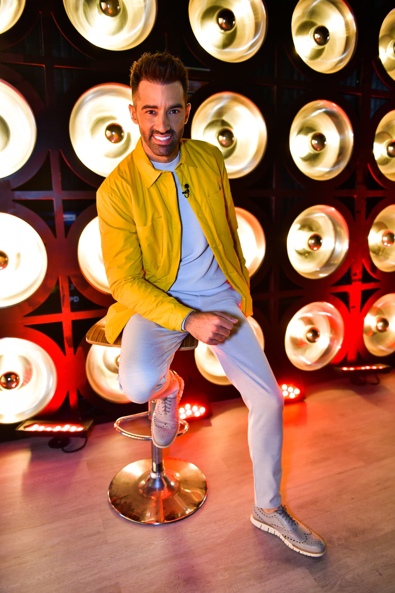 El mentor de las estrellas participantes ha destacado en las cuatro galas por su estilo jovial y sofisticado.