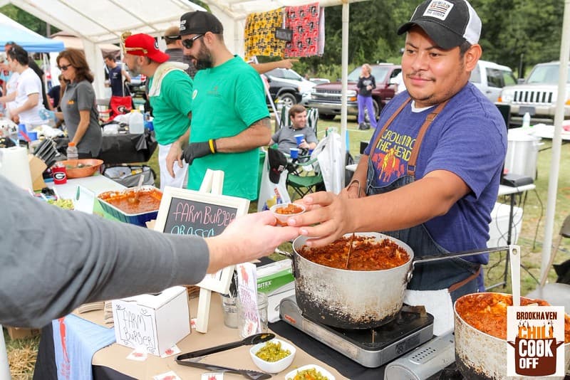 <b><a href="https://atlantachilicookoff.com/?fbclid=IwAR35JJMlJ-x1WTUQ7y785Jg0DKiVPE4o6iEp6GNsyiCSBCTso64FOK9Ut-0" target="_blank">ATLANTA CHILI COOKOFF (23 DE OCTUBRE)</a></b>: Este evento, crucial para los amantes del chili, permitirá a los participantes degustar muestras de más de 75 restaurantes, cocineros y equipos profesionales y aficionados en un ambiente familiar. Se llevará en el Brook Run Park de Dunwoody a partir de las 12pm.