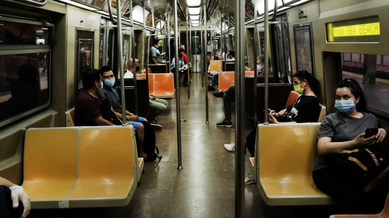 <b><a href="https://www.univision.com/local/nueva-york-wxtv/sistema-omny-reemplaza-la-metrocard-subway-en-nyc"><u>La MetroCard pronto dejará de existir y así es como podrás pagar el subway y los autobuses en Nueva York</u></a></b>
<br>A principios de este año, muchos neoyorquinos aún no conocían el sistema de pago OMNY, que permite hacer pagos sin contacto en el subway y los buses. Hoy en día, ya muchos han abandonado las MetroCard a favor de este nuevo y conveniente sistema.