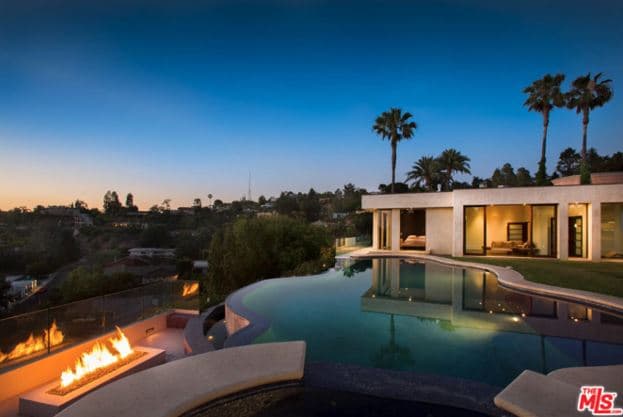 Pero si la casa es tan espectacular y Bieber tiene el dinero para alquilarla, ¿por qué le tomo tanto tiempo encontrar una casa para vivir?