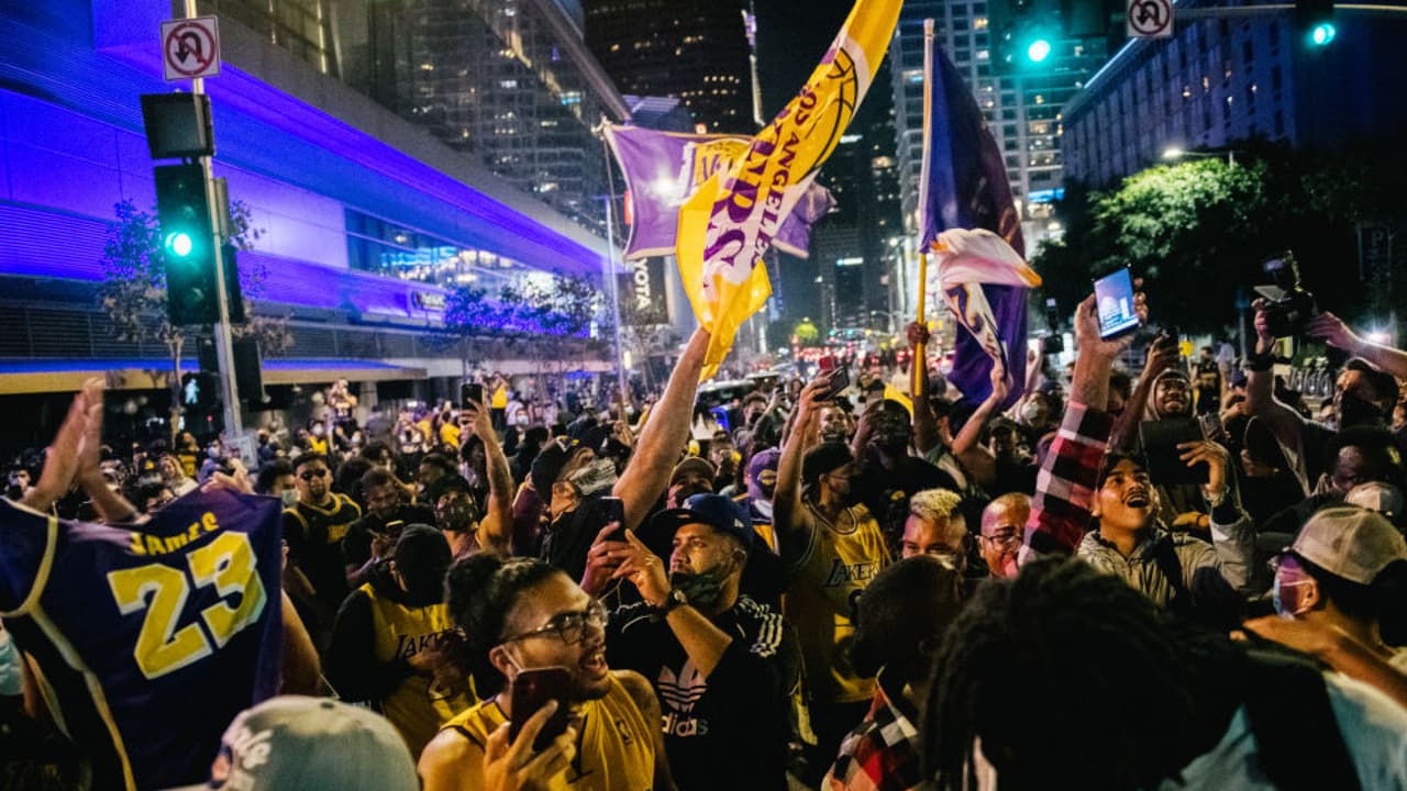 Las aglomeraciones en las calles de Los Ángeles tras los triunfos de 
<a href="https://www.univision.com/local/los-angeles-kmex/los-lakers-ganan-el-campeonato-de-la-nba-y-en-los-angeles-se-olvidaron-del-coronavirus">Los Lakers</a> y 
<a href="https://www.univision.com/local/los-angeles-kmex/se-registran-saqueos-vandalismo-y-multiples-arrestos-en-los-angeles-tras-el-triunfo-de-los-dodgers">Los Dodgers</a> desataron celebraciones que preocuparon a los funcionarios de salud, al punto de recomendar a los fanáticos que salieron a celebrar, realizarse pruebas de coronavirus por el alto riegos de exposiciones y contagios.