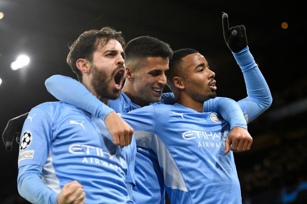 Manchester City se imopne al Paris Saint-Germain 2-1 durante la fase de Grupos en la UEFA Champions League. El conjunto parisino se adelantaba con gol de Kylian Mbappé, pero Raheem Sterling y Gabriel Jesús le dieron a los Cityzens la victoria sobre el tridente Messi-Mbappé-Neymar.