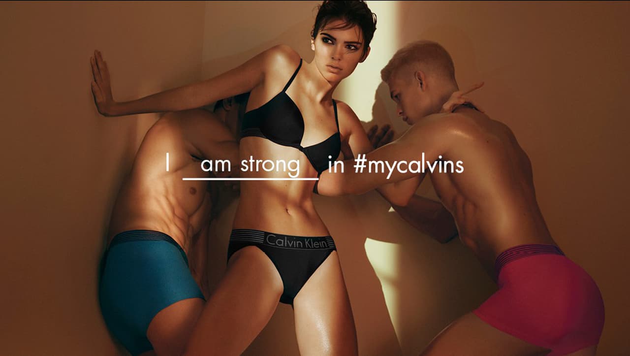 La modelo nos presenta la nueva línea de 'chones' de Calvin Klein.