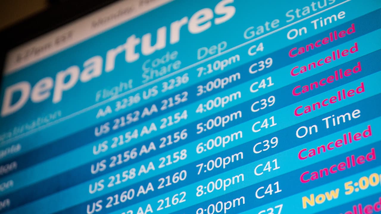 Miles de pasajeros varados en aeropuertos de Chicago tras vuelos cancelados de forma masiva