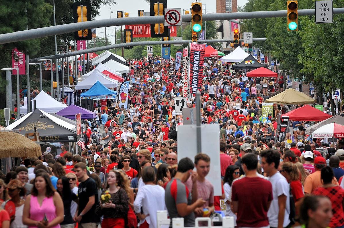 <b><a href="https://packapalooza.ncsu.edu/">Packapalooza (27 de agosto)</a>.</b> Packapalooza es una fiesta callejera de todo el día y un festival callejero que culmina la Semana de bienvenida de Wolfpack al comienzo del año académico. Se celebrará al estilo de NC State, incluida excelente música, actividades durante todo el día y entretenimiento para toda la familia.