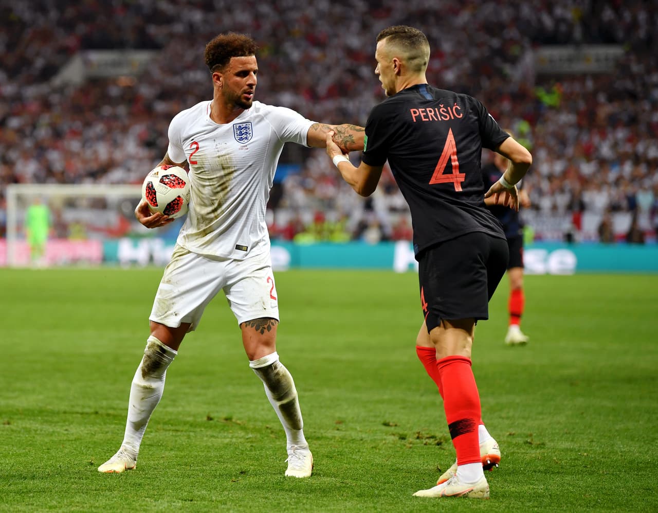 Por esa zona vivió constantes duelos con Kyle Walker, quien lo sufriría al minuto 68.