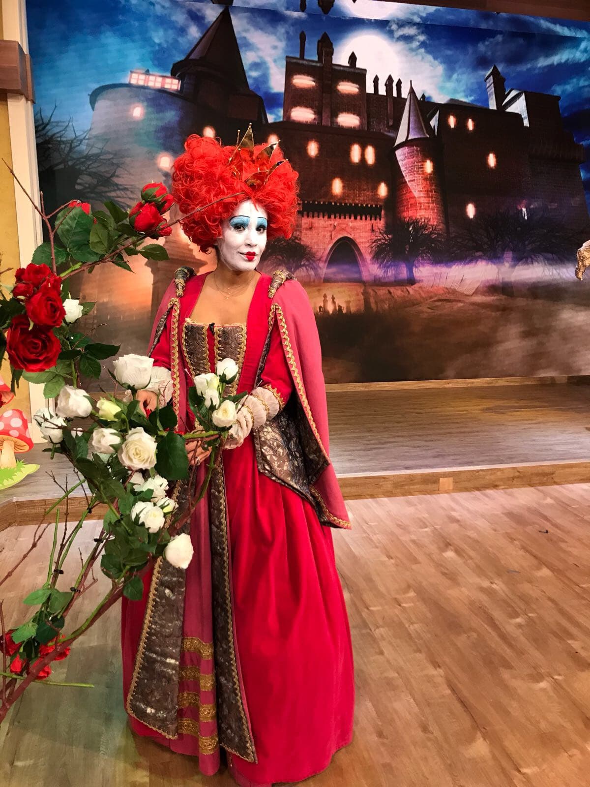 Nuestra Karla Martínez llegó repartiendo besos, enfundada en el disfraz de La Reina de Corazones.