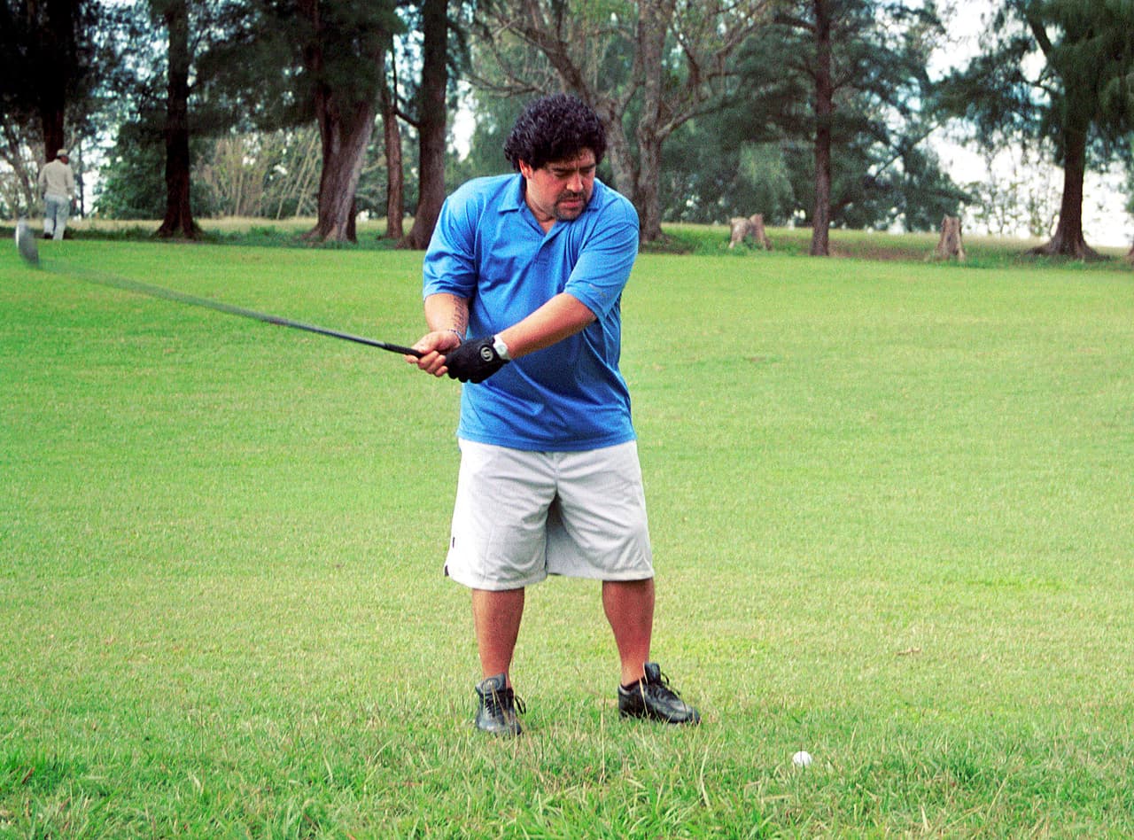 Esta no será la primera excentricidad de Maradona en México, pues en 2012, al ser invitado a la despedida de Carlos Hermosillo quiso jugar golf en la noche.
