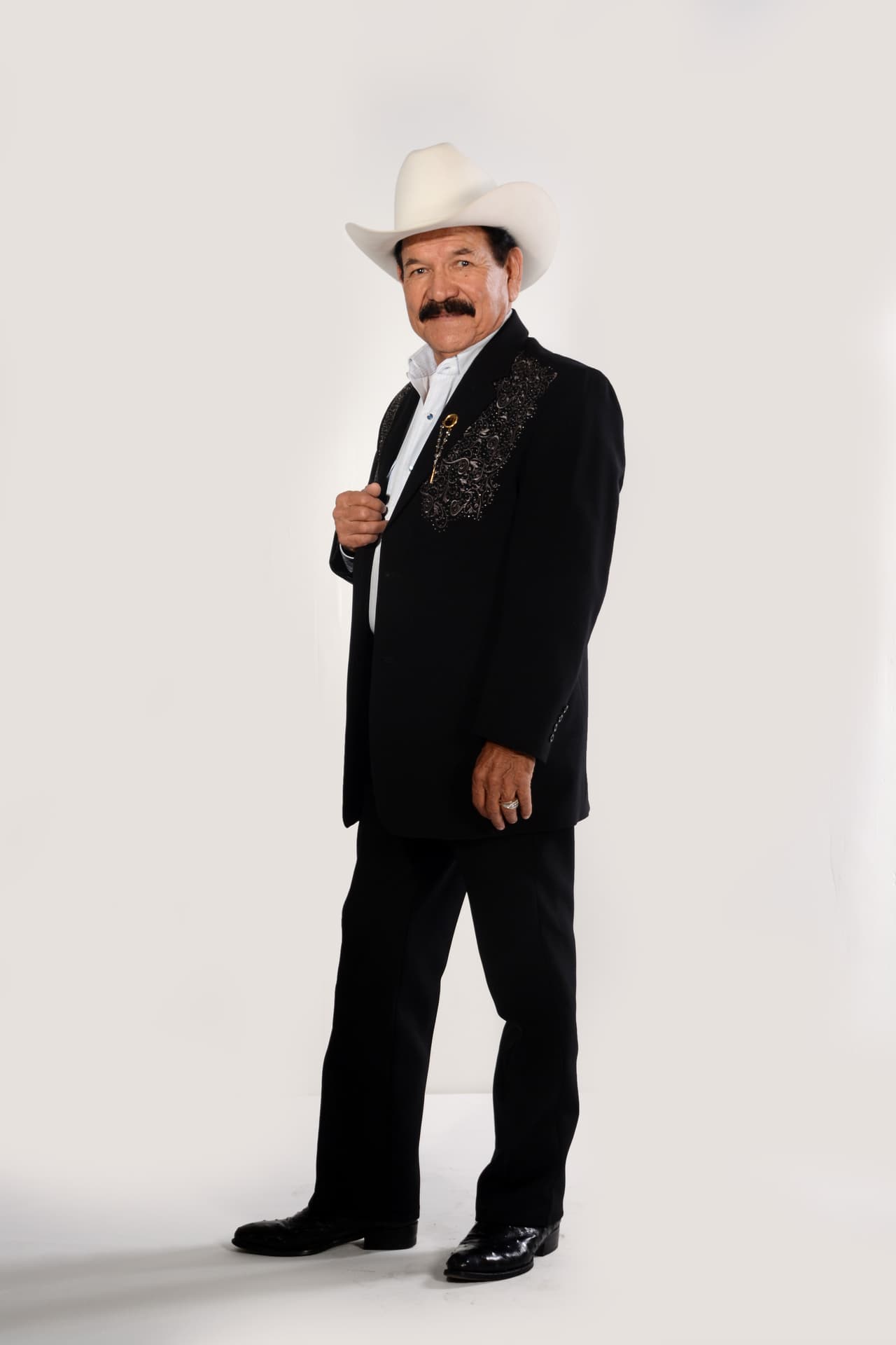 Cesáreo Sánchez, de Cardenales de Nuevo León, con más de 50 años en la música y 34 como líder de la agrupación regia, él está más “fresco que una lechuga” y asegura que seguirá en su grupo: “¡Hasta que el cuerpo aguante!”.
<br>