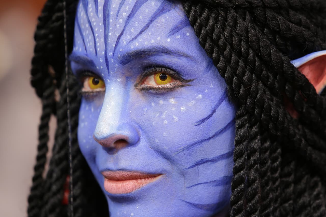 Los ojos amarillos alienígenas le dieron un toque espléndido y muy llamativo al disfraz de Karlita.