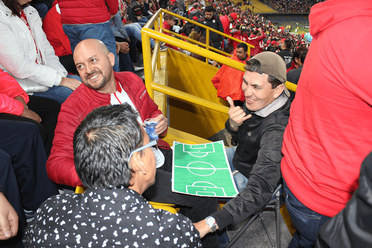 En un ambiente distensionado y alegre, todos alrededor de los dos protagonistas de esta historia comenzaron a preguntar y a interesarse por la historia de José Richard. Todo fue risas, en parte, porque ganó el equipo que estaba de local.