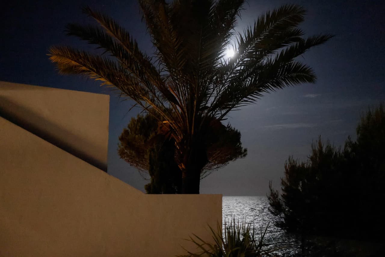 Durante el evento de la superluna, “debido a que la luna llena está un poco más cerca de nosotros de lo habitual, aparece especialmente grande y brillante en el cielo”, explica la NASA.