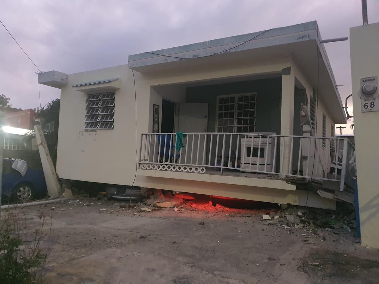 Una residencia construida en zancos cayó al suelo tras el temblor reportado en horas de la mañana.