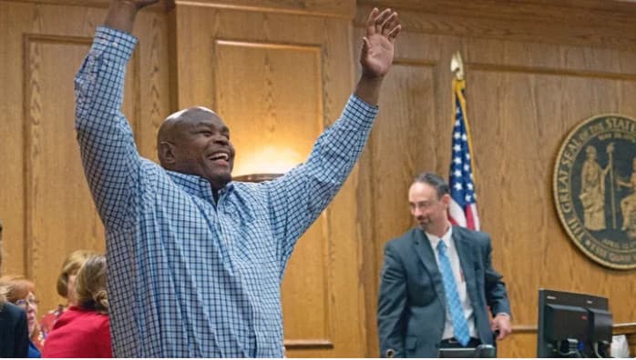 Otorgan el perdón a un hombre de Carolina del Norte que pasó más de 24 años en la cárcel por un crimen que no cometió