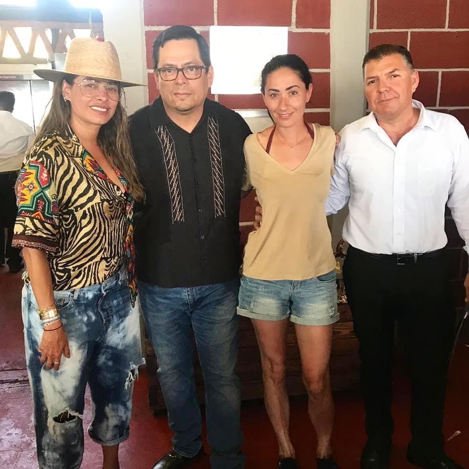 "Las visitas se hacen presentes en Bismarkcito, La Paz" escribió el restaurante, especializado en mariscos y ubicado en el malecón de La Paz, Baja California. En la fotografía aparece Galilea vistiendo un pantalón deslavado, una blusa amarilla, un sombrero y lentes transparantes.