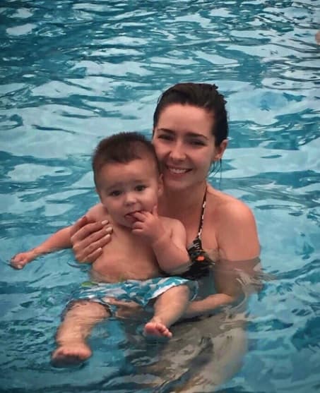 A Diego le encanta nadar, aquí durante unas vacaciones en Puerto Vallarta, México: "De "pata salada" con mamá nadando!!!".