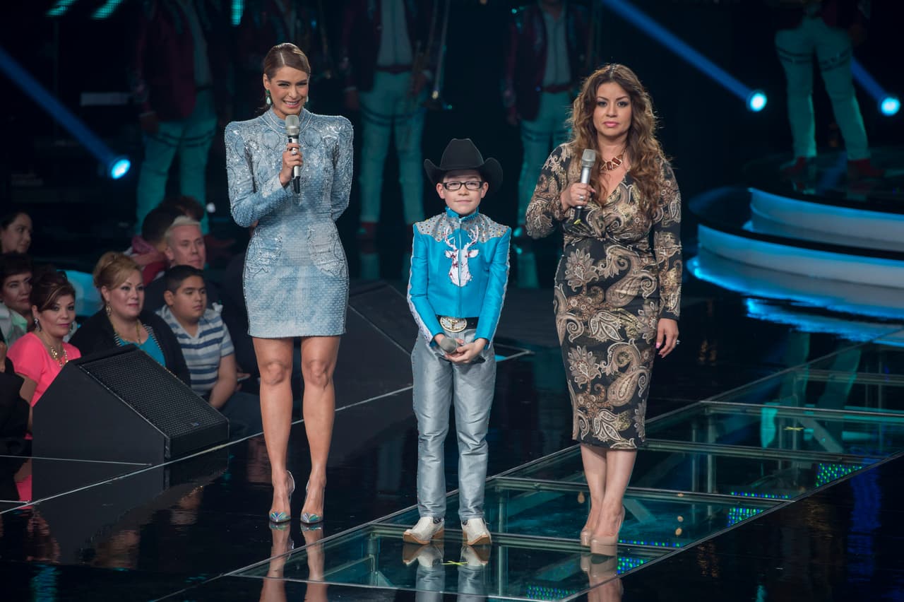 Esta octava gala se puso color de hormiga, se vivió de todo, desde un pleito entre Belinda y Ha Ash, Max Cervantes le declaró su amor a María León, quien fue eliminada junto con los Monsiváis.