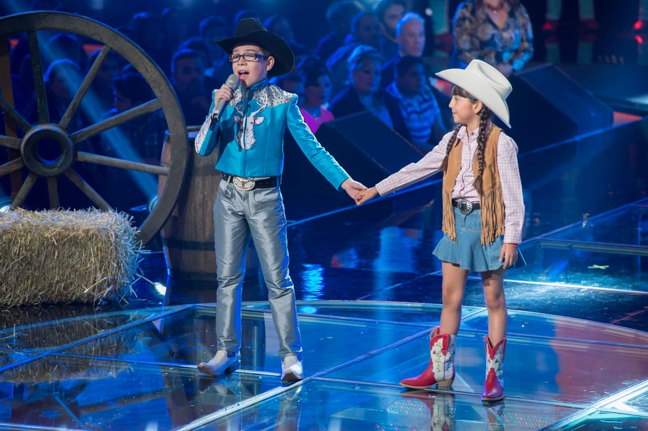 Esta octava gala se puso color de hormiga, se vivió de todo, desde un pleito entre Belinda y Ha Ash, Max Cervantes le declaró su amor a María León, quien fue eliminada junto con los Monsiváis.