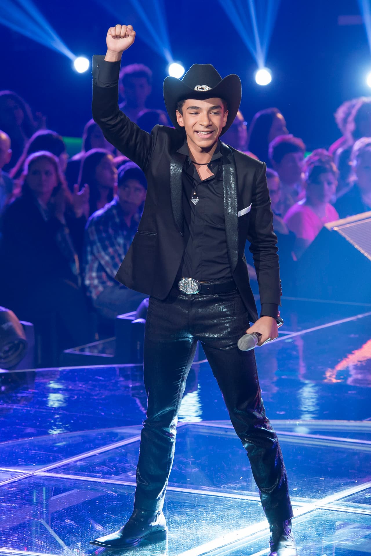 Esta octava gala se puso color de hormiga, se vivió de todo, desde un pleito entre Belinda y Ha Ash, Max Cervantes le declaró su amor a María León, quien fue eliminada junto con los Monsiváis.