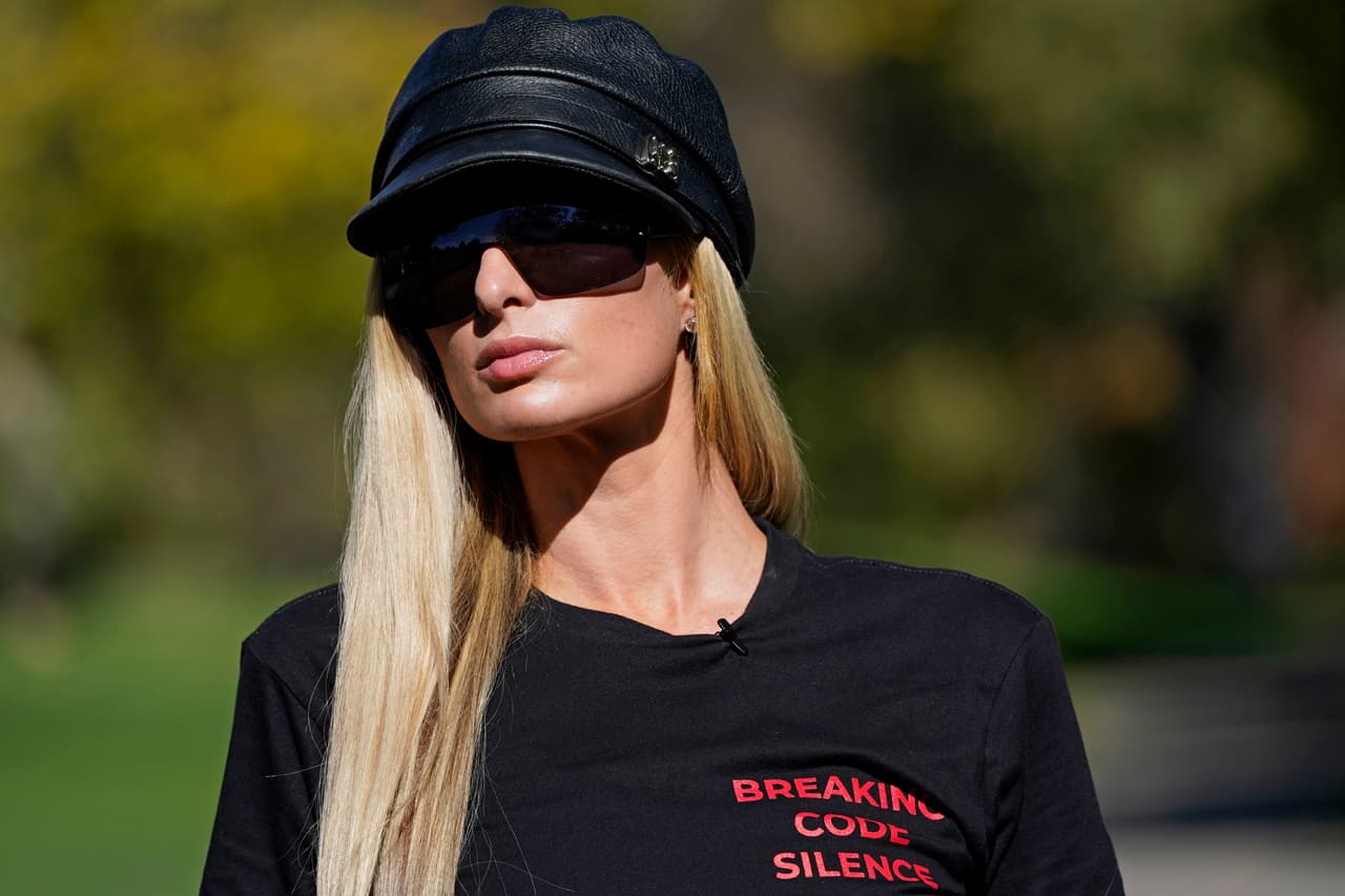 Paris Hilton mira durante una protesta el viernes 9 de octubre de 2020, en Provo, Utah. Hilton estuvo en Utah para encabezar una protesta frente a un internado donde alega que fue abusada física y mentalmente por el personal cuando era adolescente.