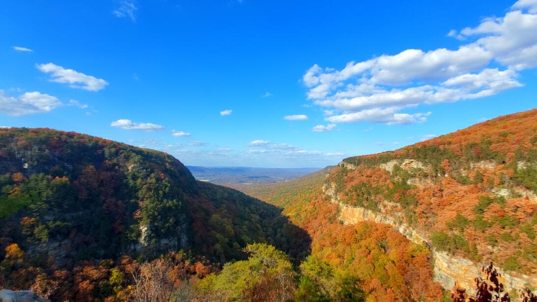 Es ideal para los amantes del otoño, quienes buscan disfrutar de aventuras al aire libre mientras aprecian el cambio de color en las hojas que es propio de la temporada.
