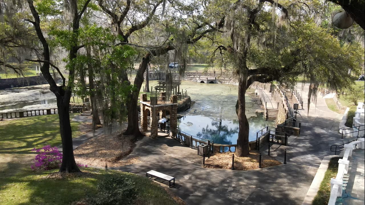El parque cuenta con una terraza restaurada, aceras, un jardín de casino y una glorieta. En las cercanías también podrás disfrutar de un sendero apto para caminar, trotar o hasta andar en bicicleta.