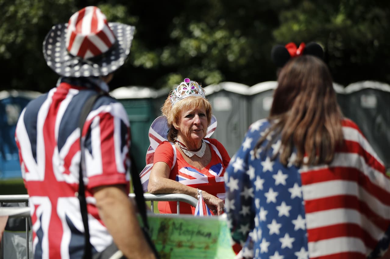 Entre oficiales, abanderados, Markles, Harrys, reinas de cartón y mariposas (¿mariposas?) se vieron muchas banderas estadounidenses en honor a la novia, cuya familia será la
<b> <a href="https://www.univision.com/estilo-de-vida/bodas/desde-los-hermanos-markle-hasta-dos-spice-girls-larga-la-lista-de-no-invitados-a-la-boda-fotos">gran ausente</a></b> en la ceremonia.
